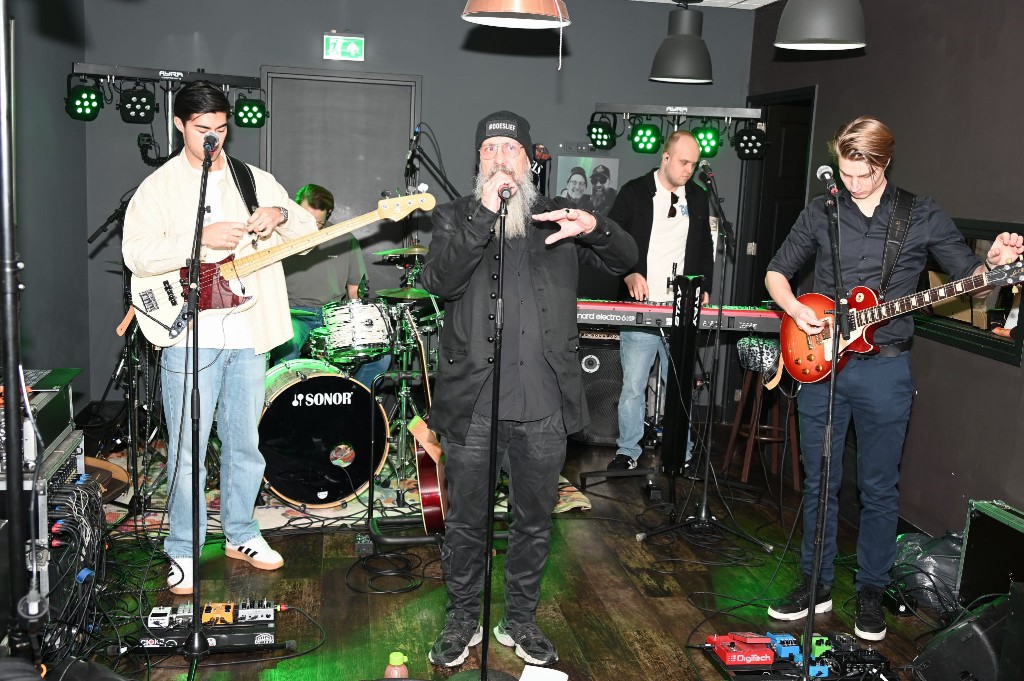 ../Images/10 jaar Ro's Barbershop 003.jpg